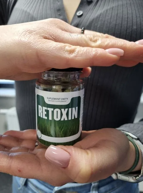 Oryginalne opakowanie Retoxin trzymane w dłoniach